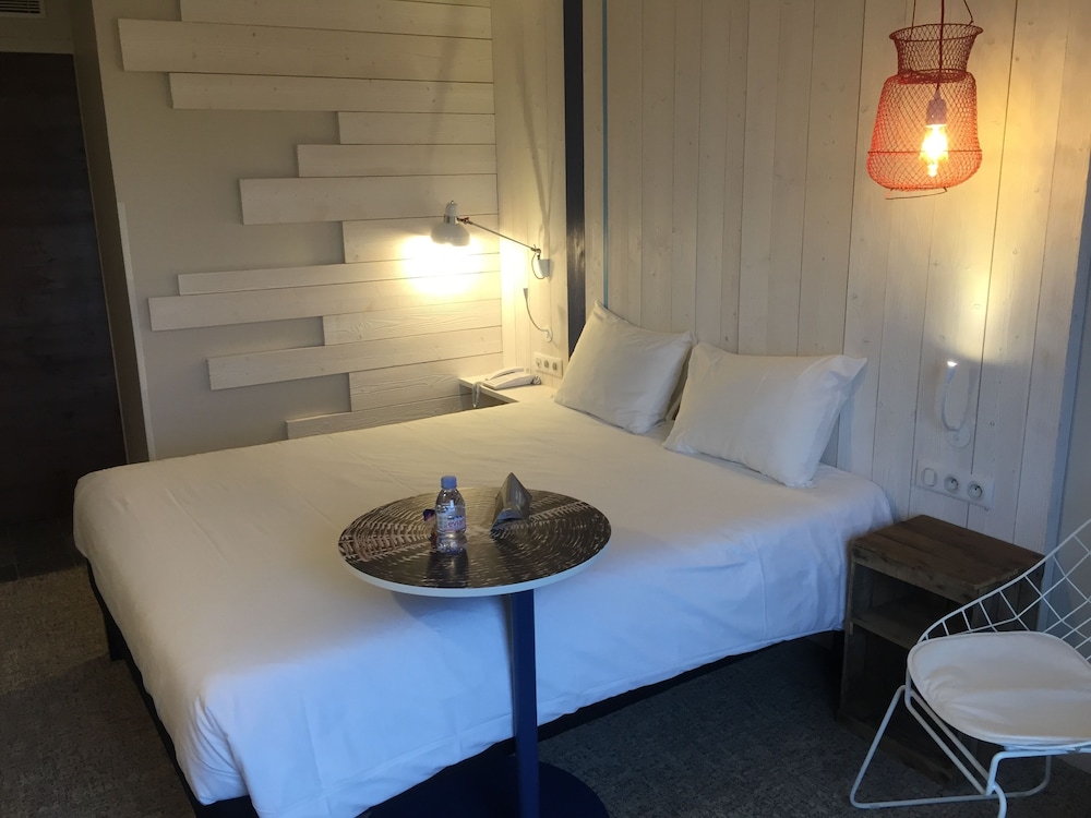 Room, Multiple Beds, Ocean View - Photo 4