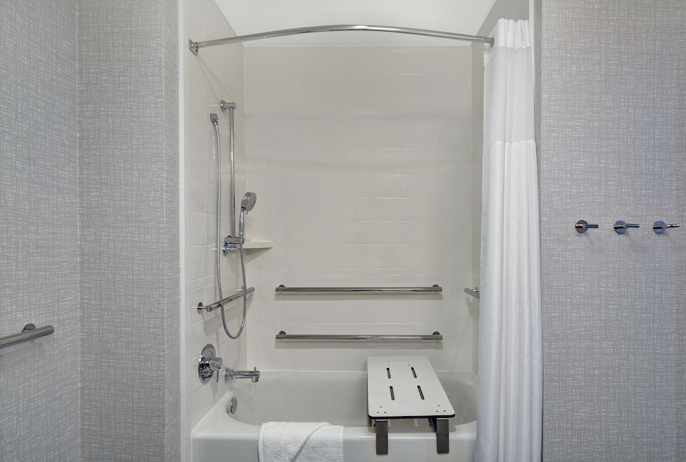 Room, 2 Queen Beds, Accessible, Bathtub - Photo 4
