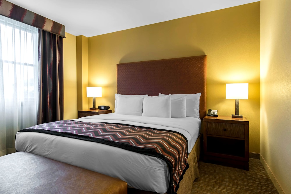 Standard Room, 1 King Bed, River View photo 2
