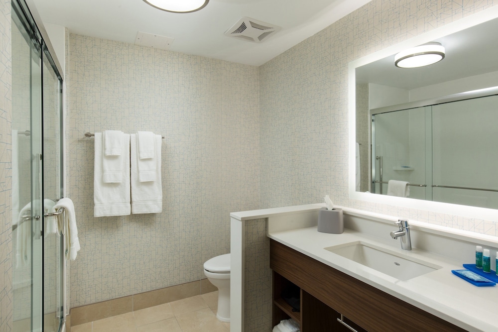 Standard Room, 1 King Bed, Accessible (Communications, Mobil, Roll-In Shower) photo 2