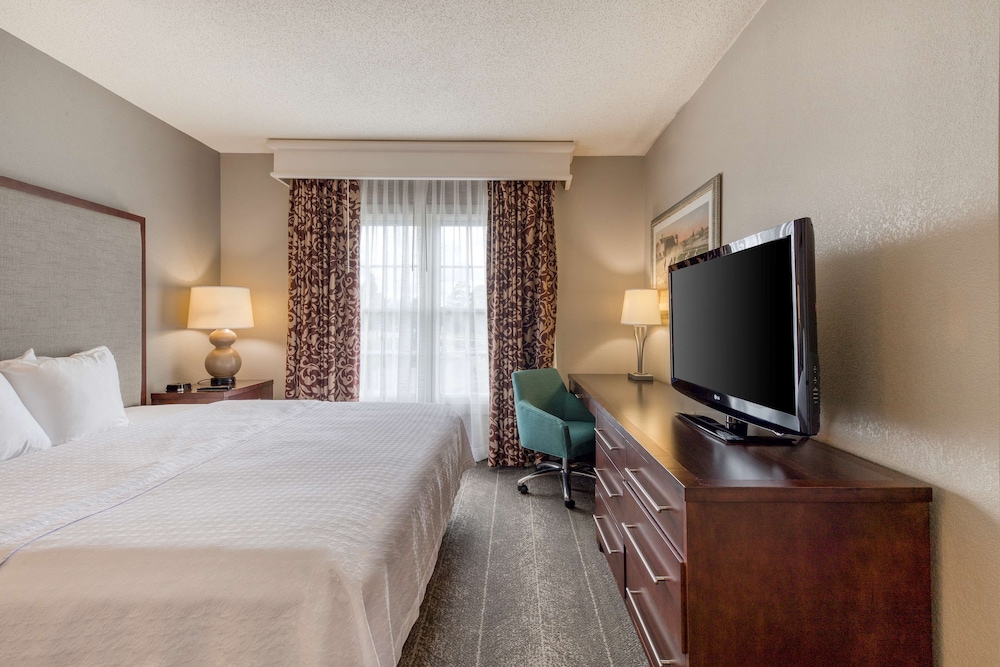 Suite, 1 King Bed, Accessible, Non Smoking (Mobility/Hearing with Roll-in Shower) - Photo 2