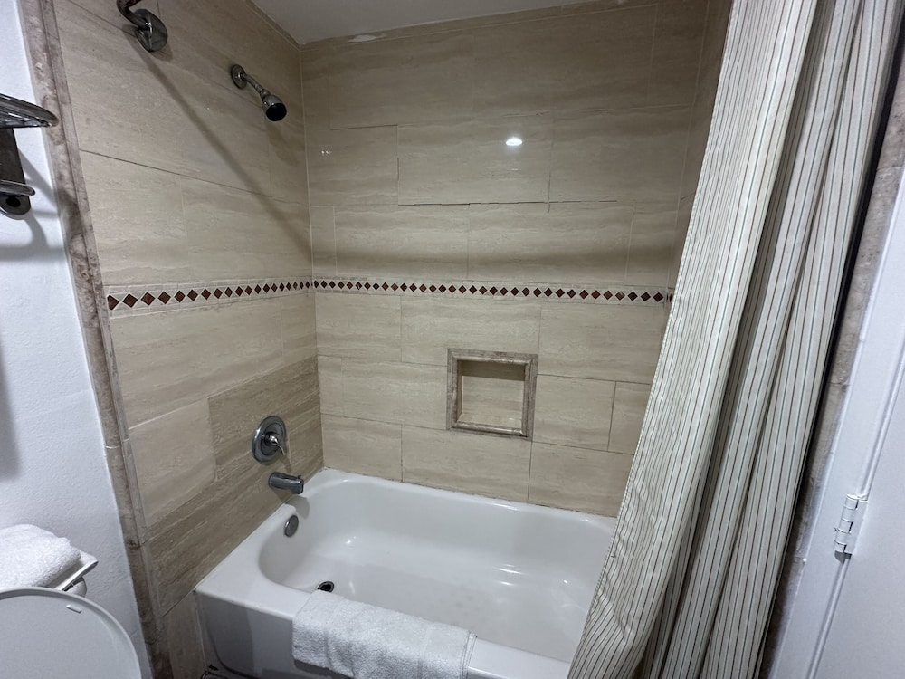 Basic Room, 1 King Bed, Non Smoking - Photo 8