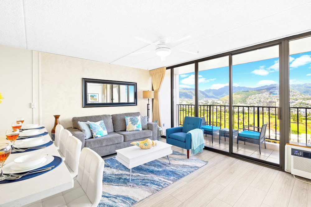 High Floor Mountain View Condo with 2 Beds and Parking: hotel room photo