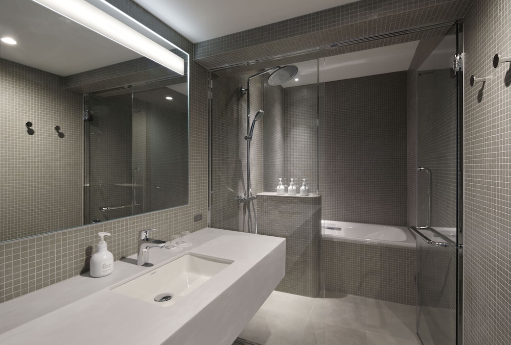 Suite Room thumbnail 6