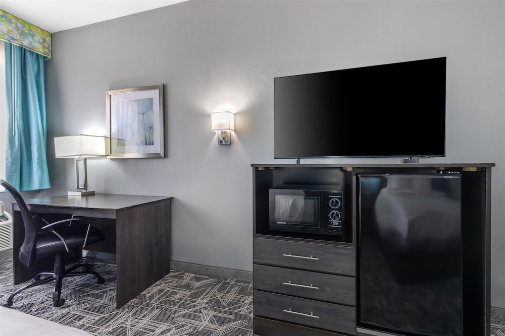 Standard Room, 2 Queen Beds, Accessible, Refrigerator & Microwave - Photo 3