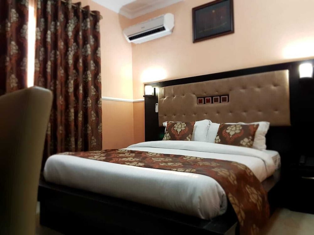 Standard Single Room, 1 Queen Bed, Refrigerator