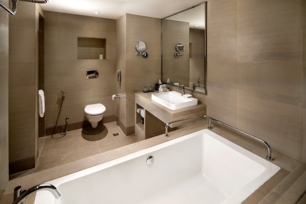 Suite, 1 King Bed - Photo 4