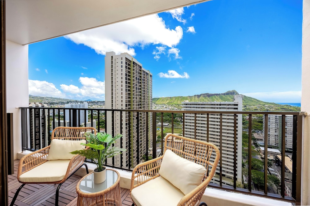Premium Remodeled Condo with Ocean View and Parking: Premium Apartment, 1 King Bed with Sofa bed, Ocean View (WB 2713 T1) photo