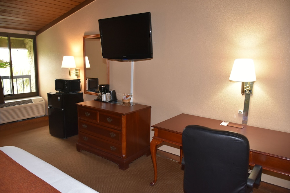 Executive Room, Non Smoking, Pool View - Photo 2
