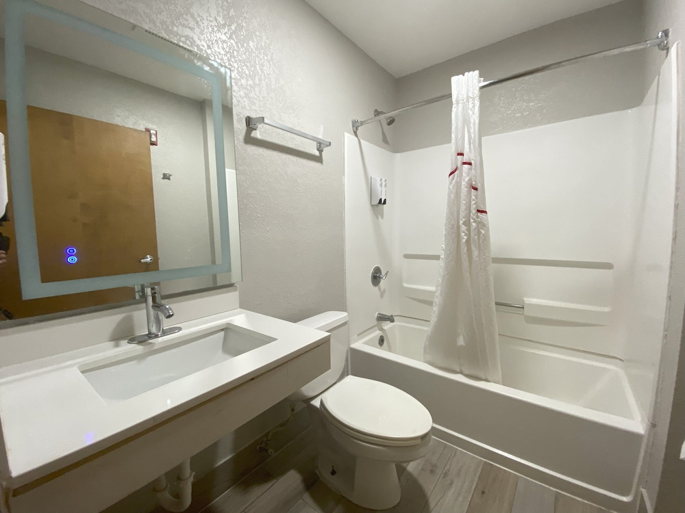 Deluxe Room, 1 Queen Bed, Smoking - Photo 5