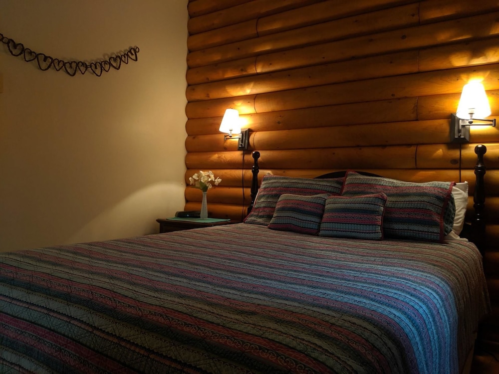 Deluxe Chalet, 1 Bedroom, Jetted Tub photo 2