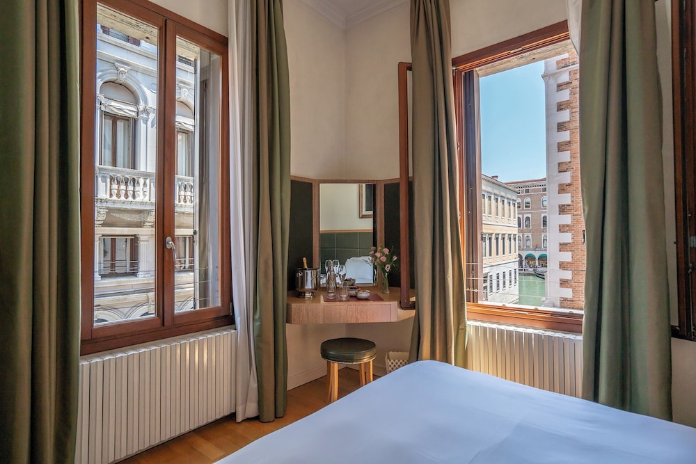 Comfort Room, Canal View photo 1