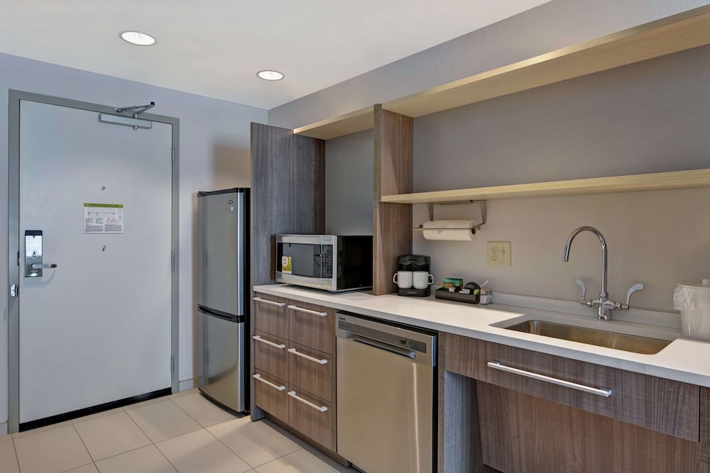 Basic Studio, 1 King Bed, Accessible, Bathtub (Mobility & Hearing) - Photo 4