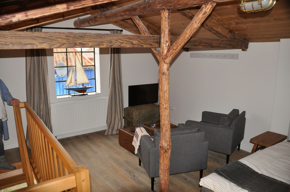 Townhome, 1 King Bed, Non Smoking, Courtyard View photo 2