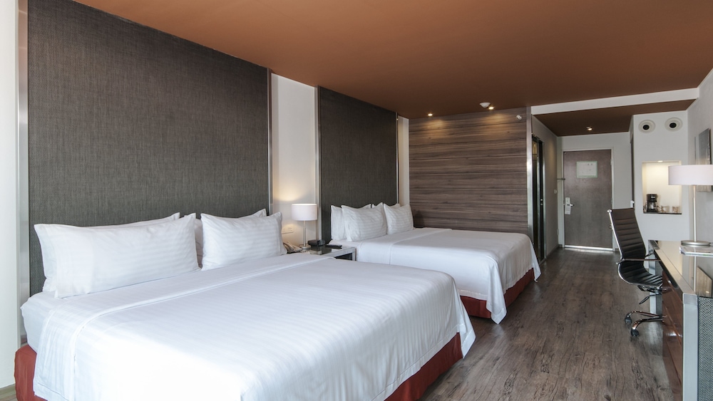 Standard Room, 2 Queen Beds - Photo 3