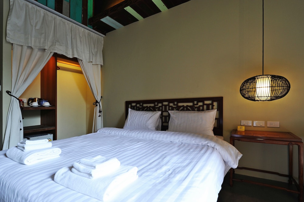 Standard Room, 1 King Bed, Garden View photo 1