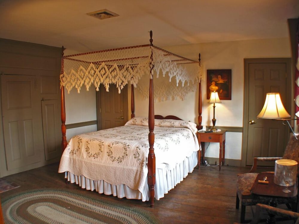 Standard Room, 1 Full Canopy Bed with Fireplace