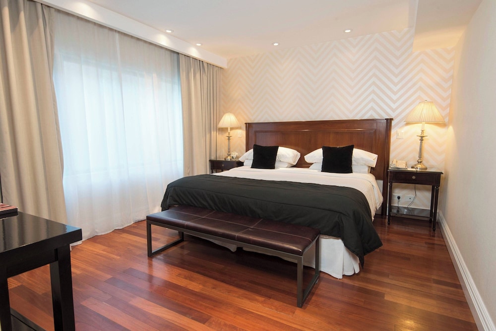 Executive Suite, 1 King Bed, Pool Access