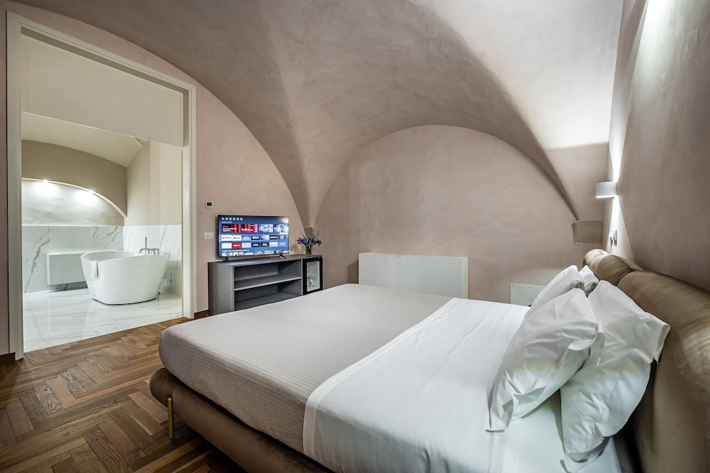 Deluxe Suite (Jacuzzi) - Photo 12