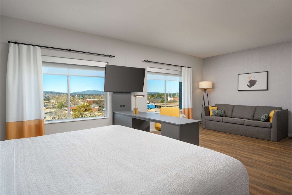Deluxe Suite, 1 King Bed (Urban) - Photo 1