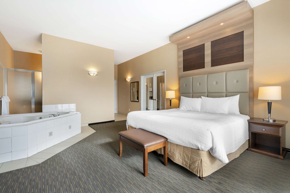 Suite, 1 King Bed, Non Smoking, Jetted Tub (with Sofabed) photo 3