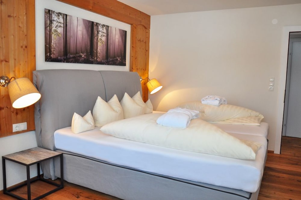 Suite (Hocheder) photo 3