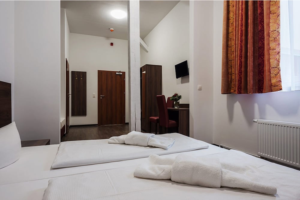 Economy Triple Room photo 2