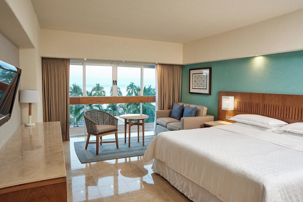 Deluxe Room, 1 King Bed, Ocean View - Photo 1