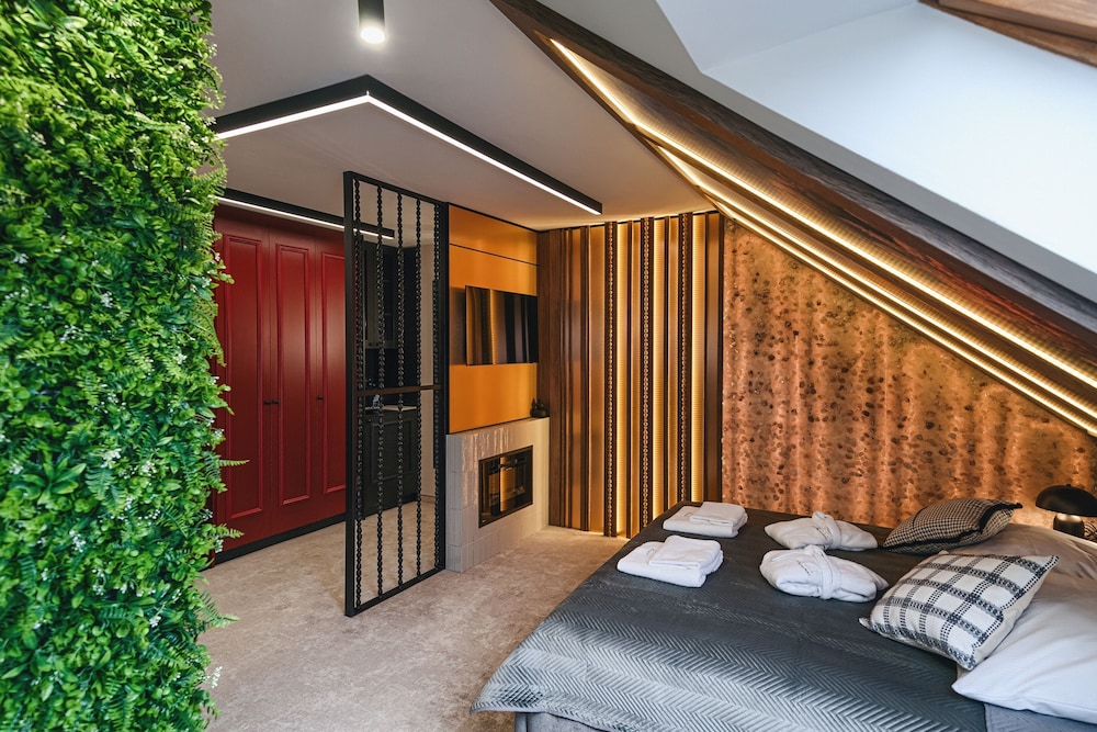 Deluxe Double Room (no direct access to therms)