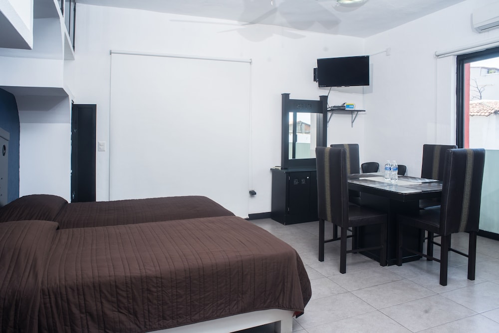Basic Twin Room, 1 Bedroom, Non Smoking - Photo 4
