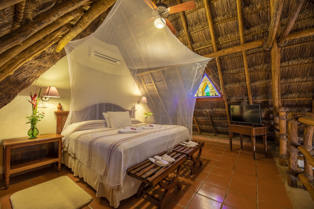 Honeymoon Loft, 1 King Bed, Bathtub, Pool View - Photo 7
