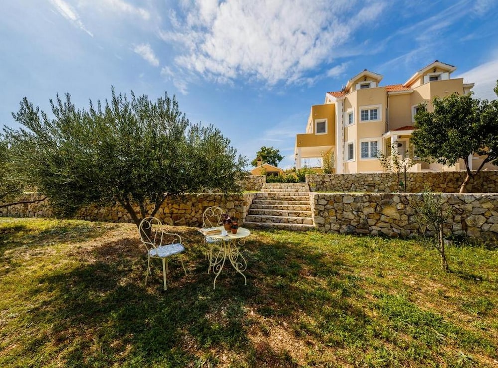 Villa (Five Bedroom Villa with Pool)