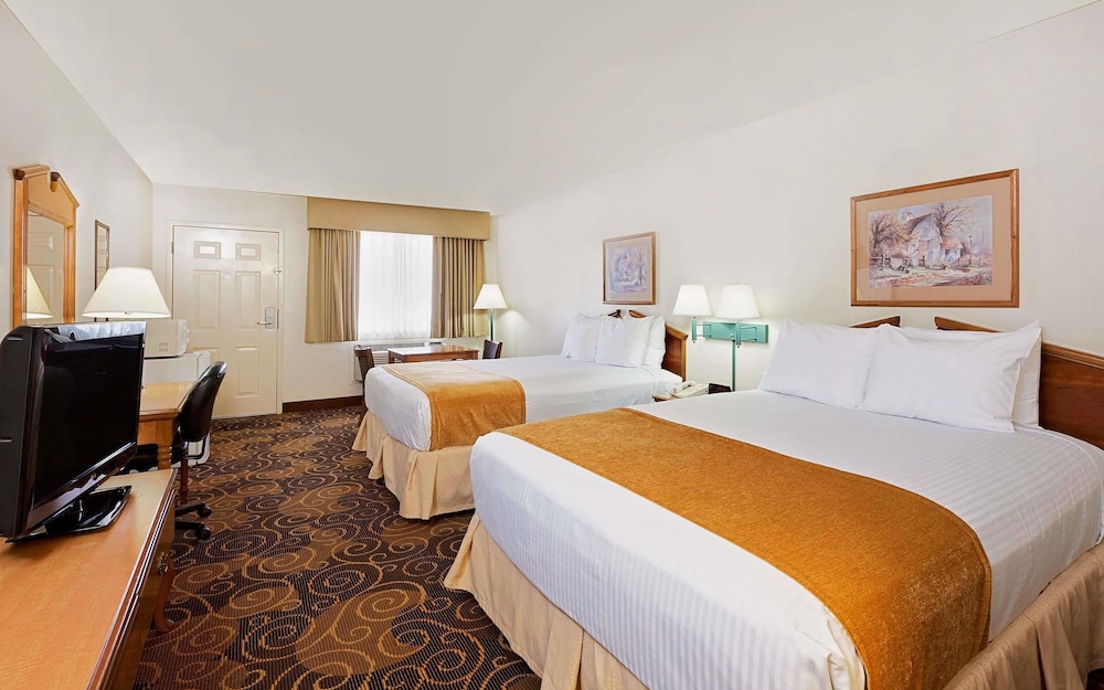 Room, 2 Queen Beds, Smoking - Photo 3