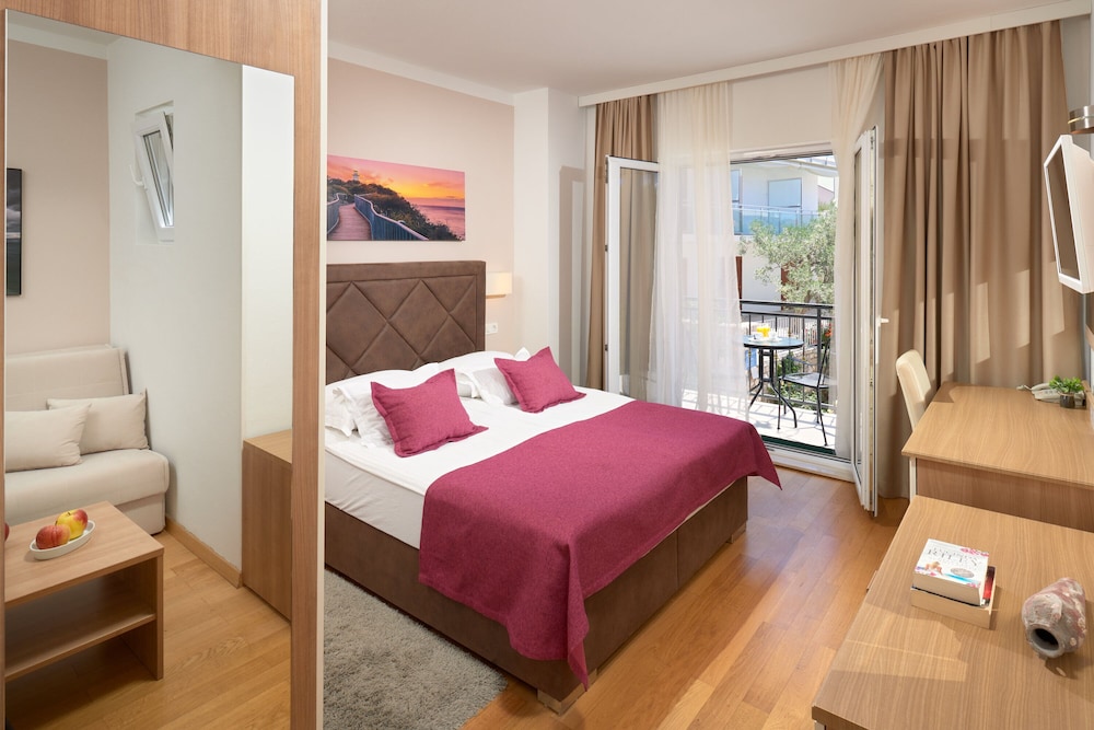Standard Double Room, 1 Double Bed, Balcony, Partial Sea View photo 3
