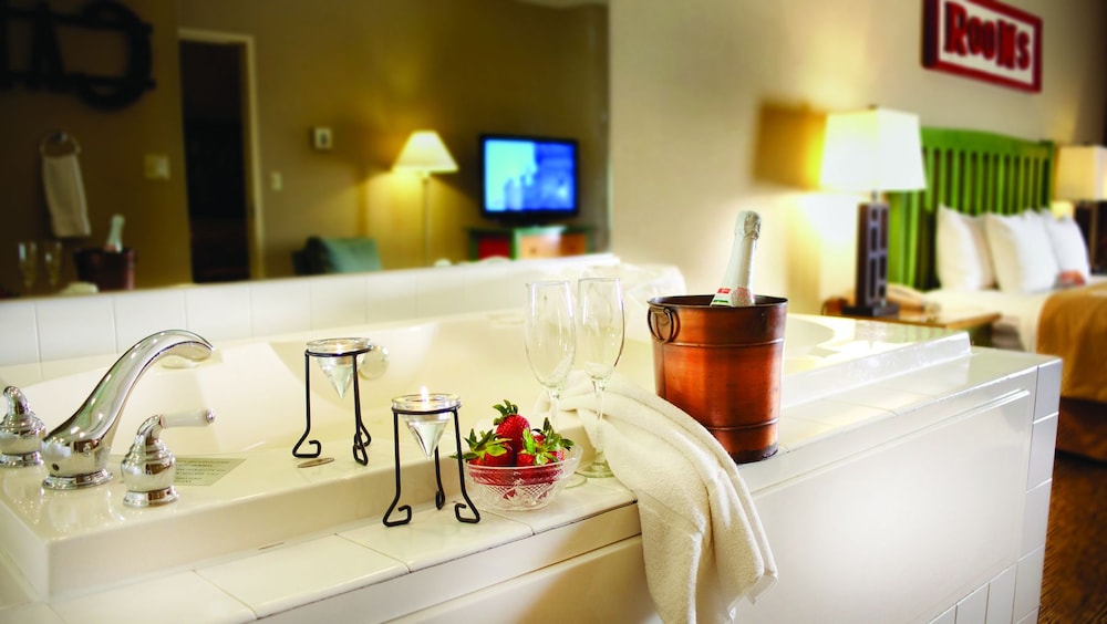 King Whirlpool Suite Accessible photo 2