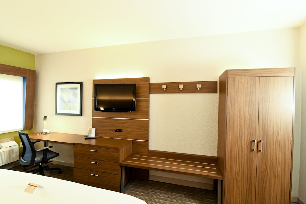 Standard Room, 1 King Bed - Photo 10