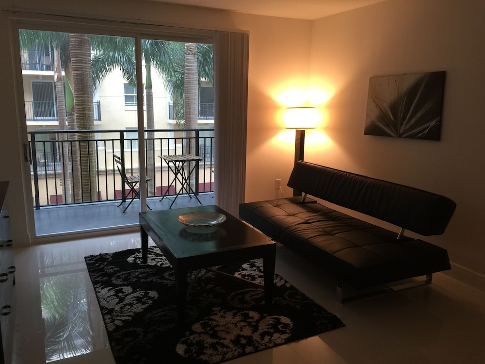 Luxury Apartment, 2 Bedrooms, Pool Access, City View