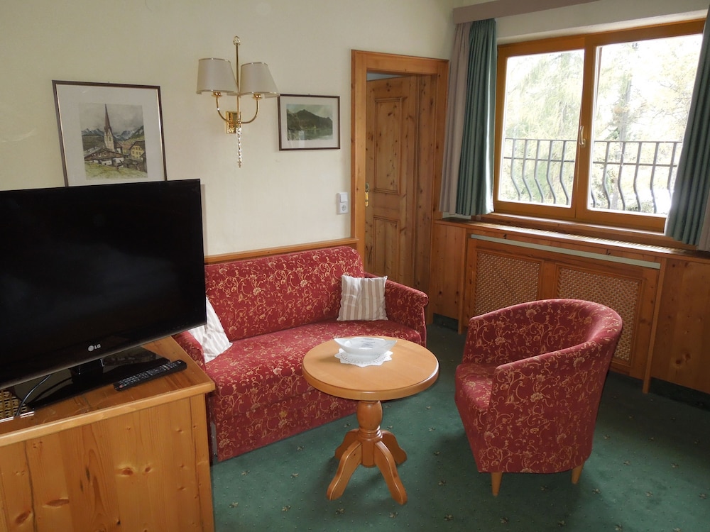 Economy Double Room, 1 Queen Bed photo 2
