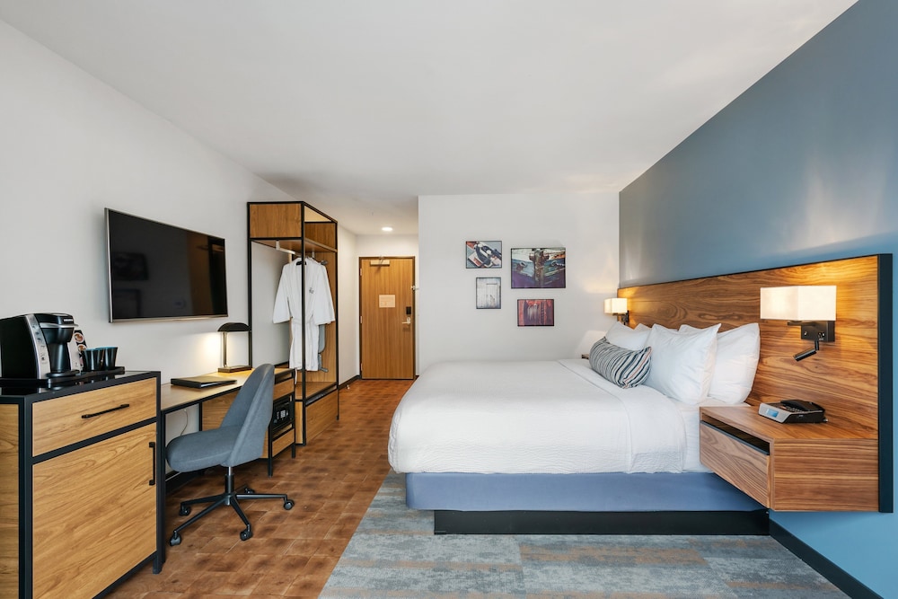 Suite, 1 King Bed (Additional Living Area, Water View) photo 3