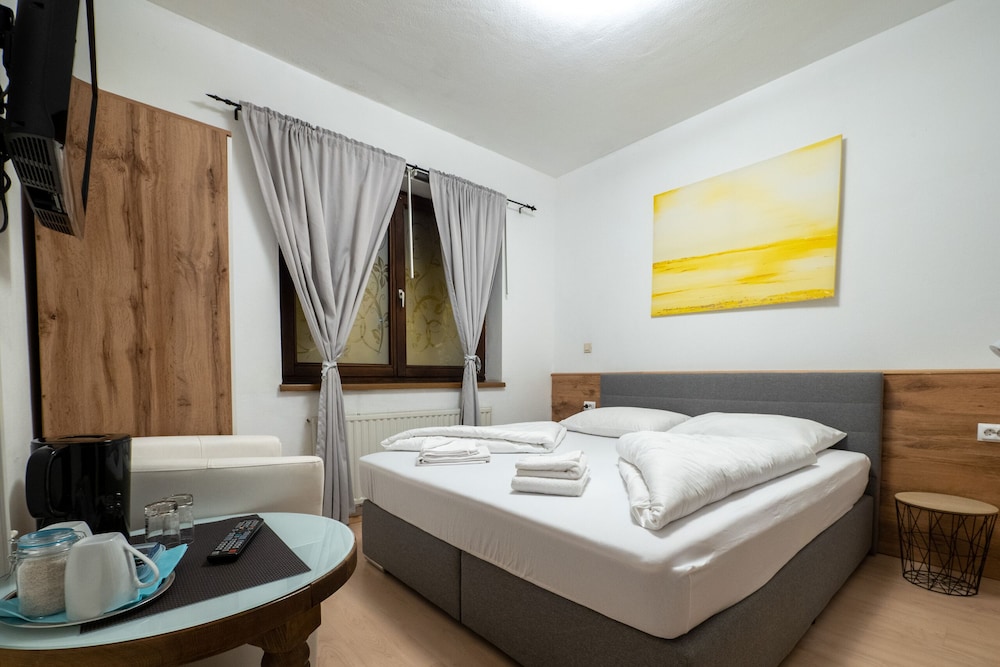Basic Double Room, Ensuite (Hangseite Blick) photo 1