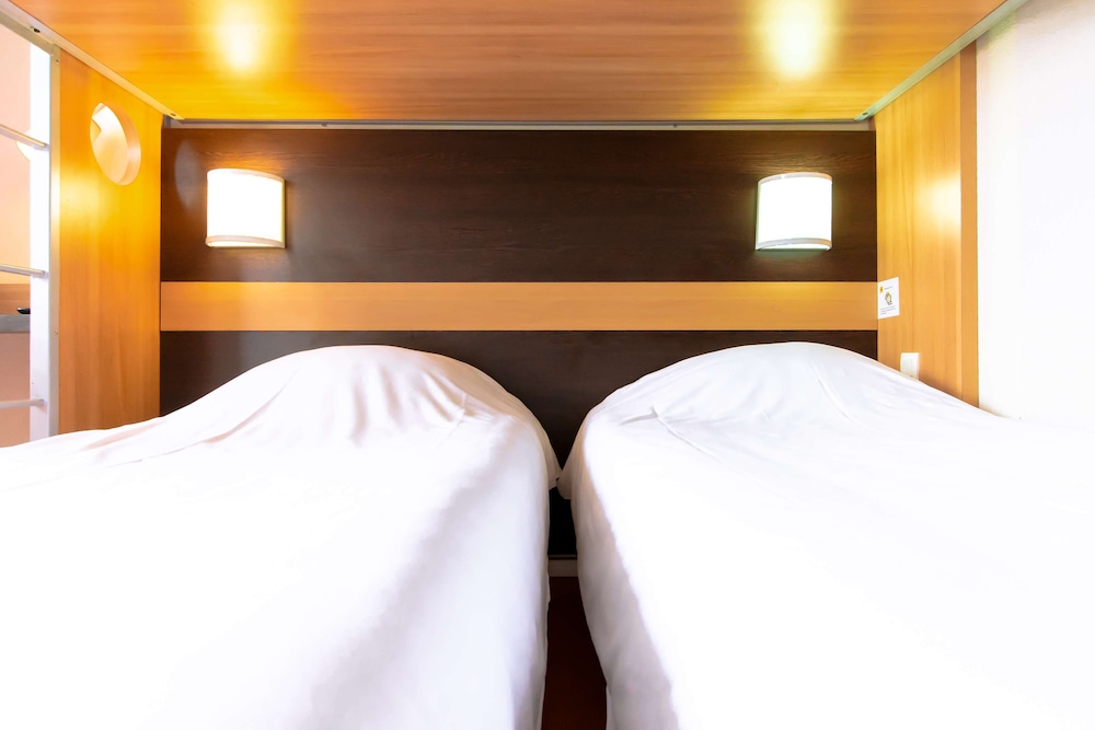 Standard Room, 3 Twin Beds - Photo 6