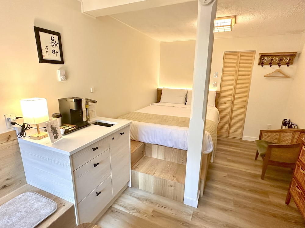 Zen Cottage, 1 Queen Bed, Pet-Free