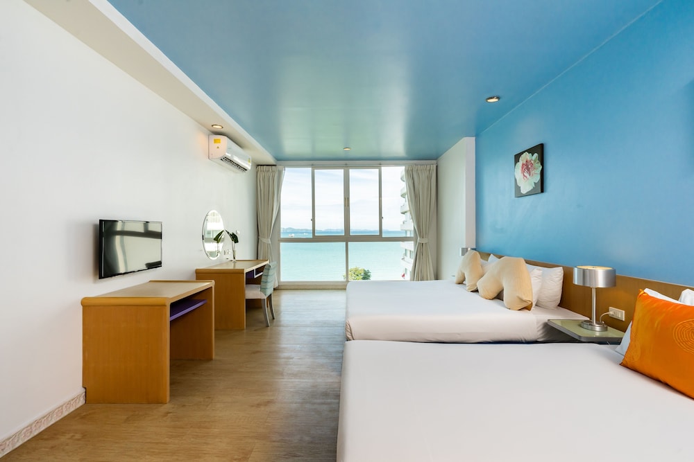 Deluxe Room, Sea View (No Balcony) - Photo 4
