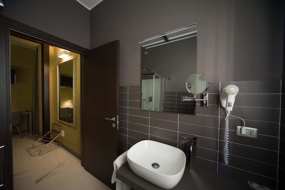 Economy Double Room (Budget) - Photo 4