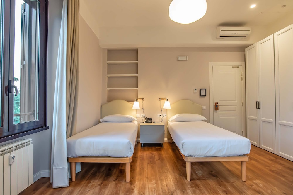 Classic Double or Twin Room photo 2