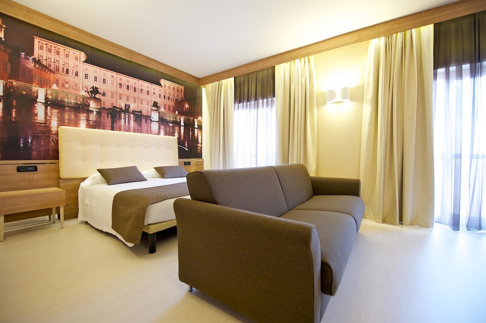 Family Room, 1 Queen Bed with Sofa bed photo 1