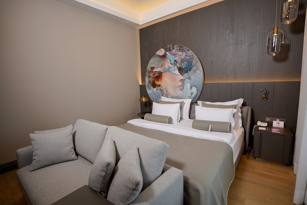 Infinity Suite (Urban Chic Lounge Access)