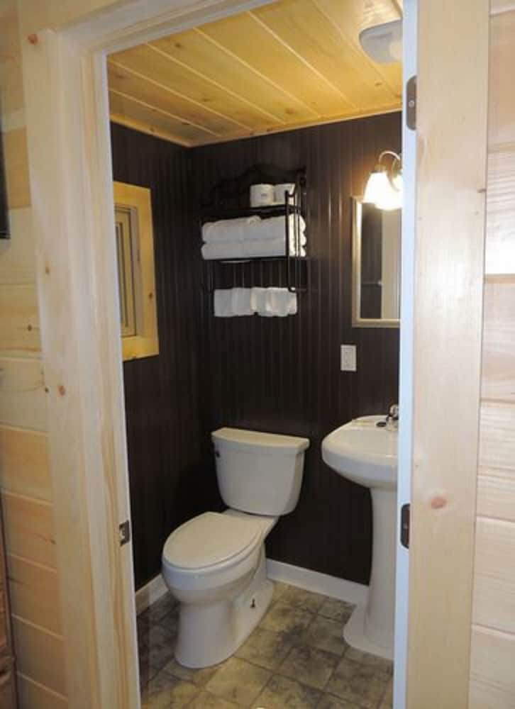 Deluxe Room, 2 Queen Beds, Non Smoking (Lakeside Cabin Deluxe Suites 14 – 19) photo 3