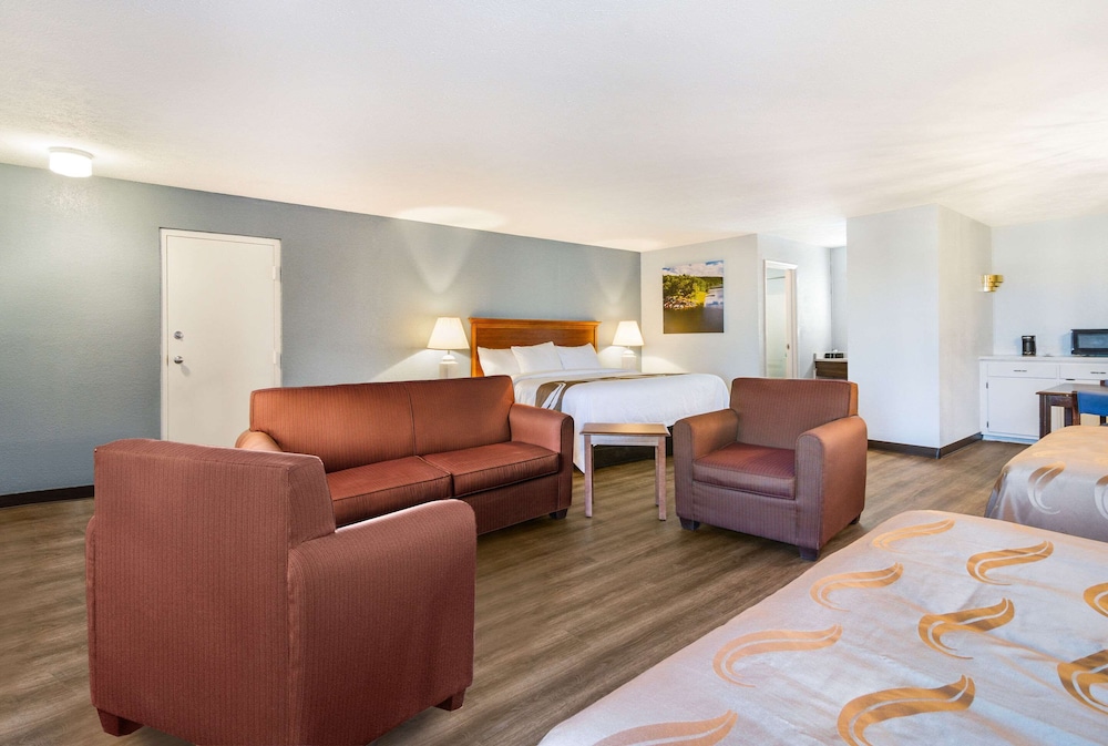 Suite, Non Smoking (1 King Bed, 2 Queen Beds) - Photo 8