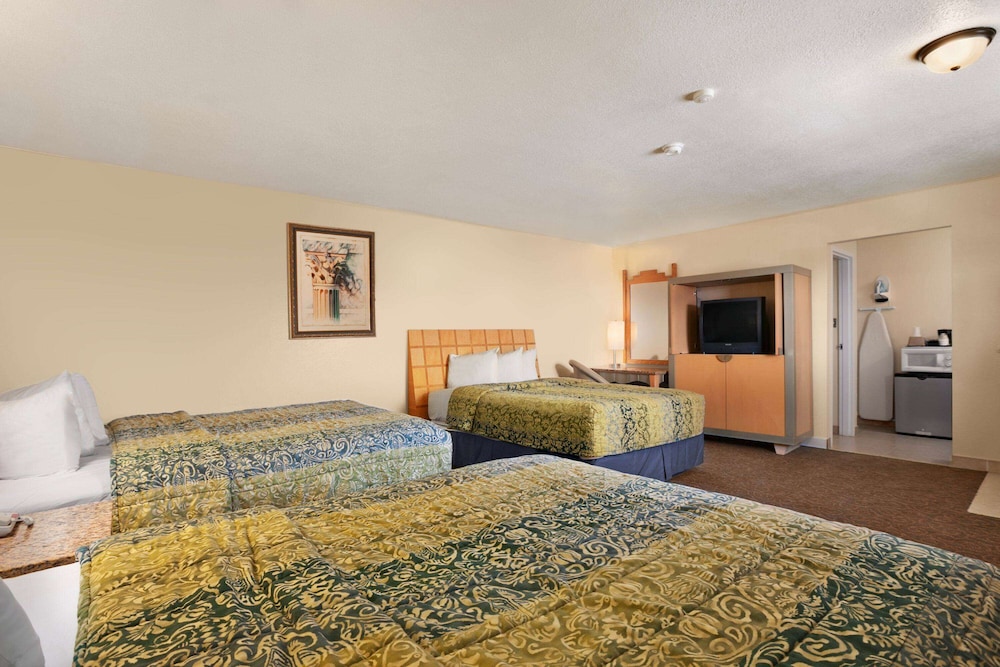 Room, Multiple Beds, Non Smoking - Photo 2